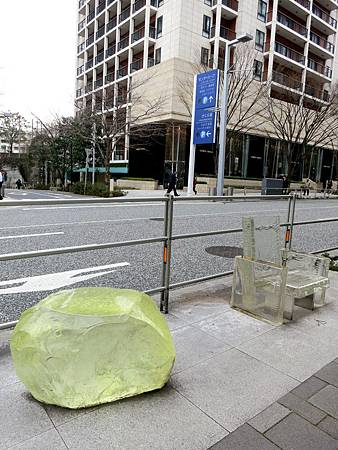 東京 六本木 雨中消失的椅子 Dora 的玩味生活 痞客邦