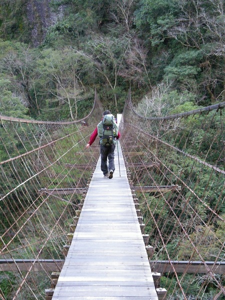 白石吊橋，又高又長又窄喔