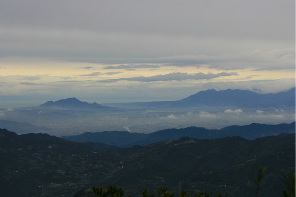 遠處為台北盆地邊的觀音山與陽明山區