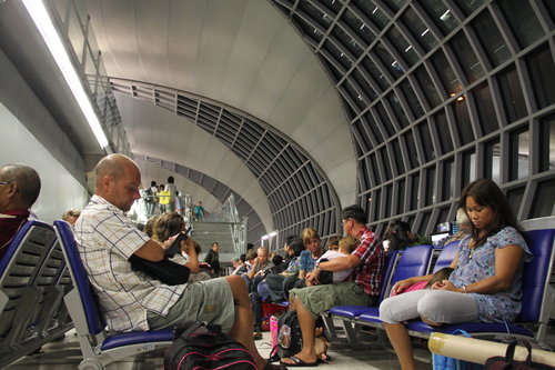 深夜的曼谷機場與疲累的旅客們～