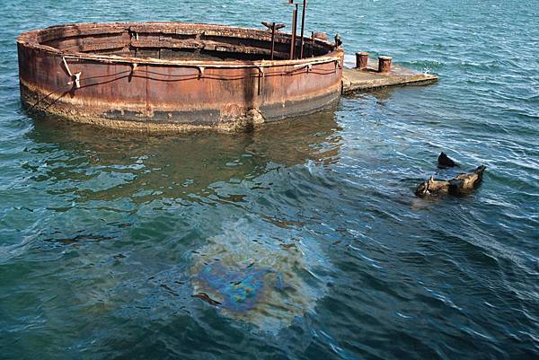 USS_Arizona_oil_seepage