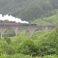 蒸汽火車經過拱橋