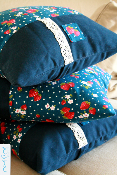藍草莓抱枕-1.jpg