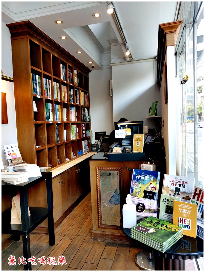 Moooon River Cafe %26; Books 04.jpg