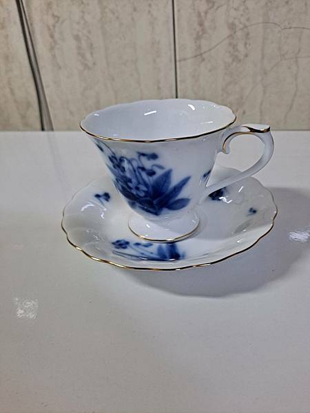 [器材] 優雅的日本大倉陶園手繪咖啡杯組