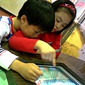 雅惠跟另個弟弟玩遊戲