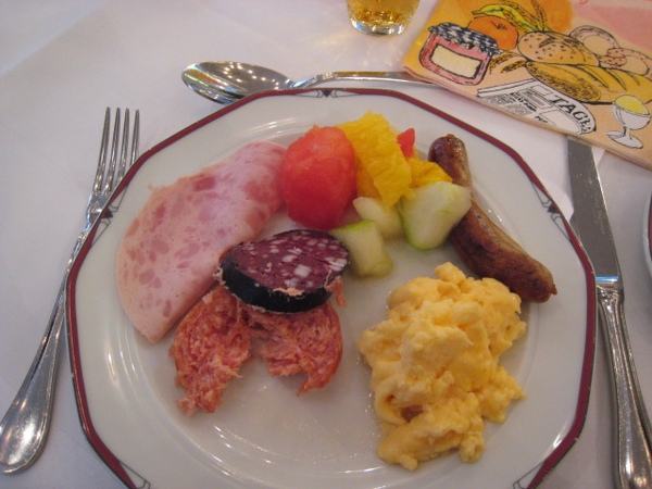 傳統簡單的德式早餐一定要有香腸火腿和歐姆蛋!!