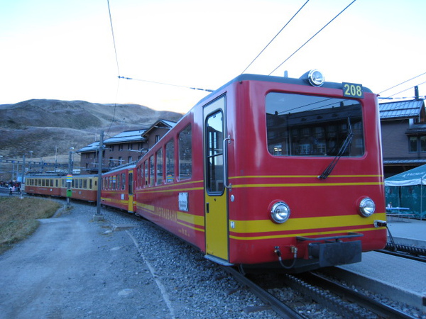 準備改搭列車~要換車囉!!