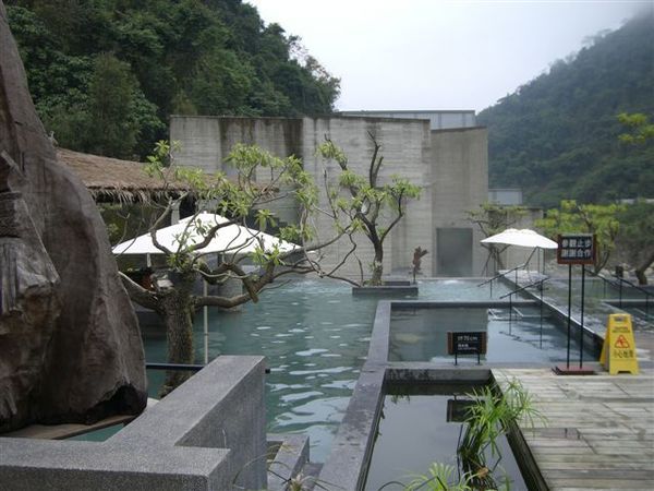 露天冷熱池，後面那棟是裸湯