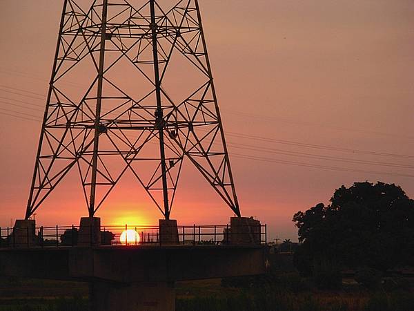 夕陽與電塔