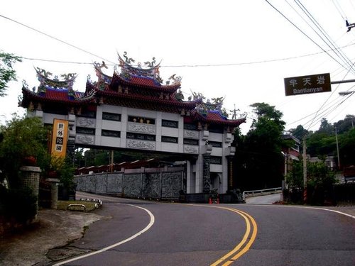 抵達半天岩紫雲寺，過了這縣道只剩單線道