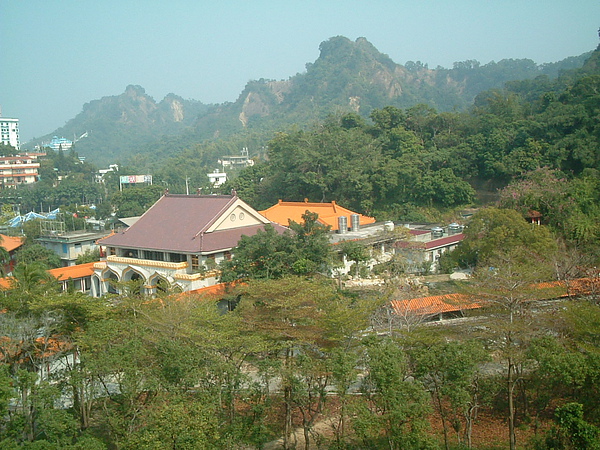 俯瞰大覺寺，背後依傍著古高雄八景「翠屏夕照」所在的翠屏岩.JPG