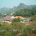 俯瞰大覺寺，背後依傍著古高雄八景「翠屏夕照」所在的翠屏岩.JPG