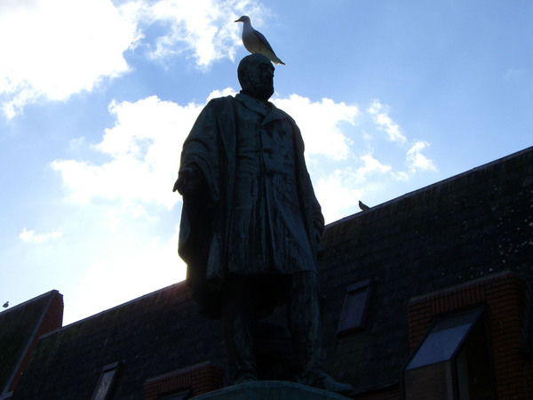 雕像與他頭上的鳥