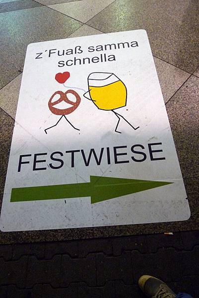 臨走前給慕尼黑車站月台的啤酒節指示貼紙一個特寫！