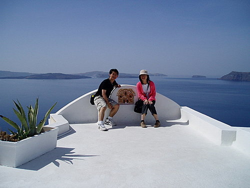 Oia某家人屋頂上的呆伯特與法蘭琪.jpeg Oia某家人屋頂上的呆伯特與法蘭琪.jpeg