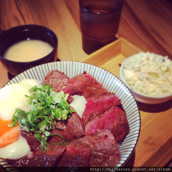 滿腹牛排丼