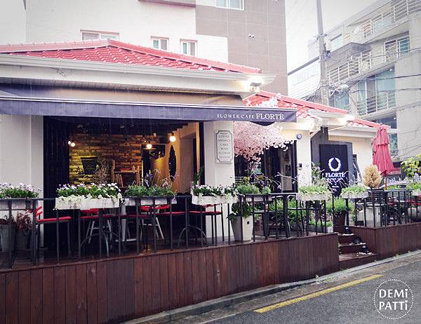 弘大 FLORTE Flower Cafe  (2).jpg