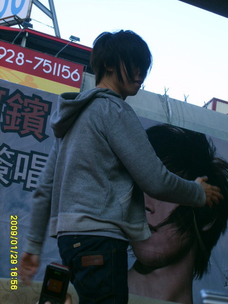他在搞怪
