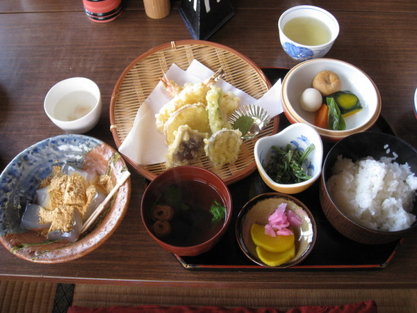 午餐天婦羅定食+櫻花茶(鹹鹹的很特別)