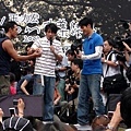 31.Dennis&amp;Lee-hom_落葉歸根預購簽名會20070701_17.jpg