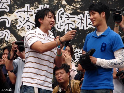 32.Dennis&amp;Lee-hom_落葉歸根預購簽名會20070701_19.jpg