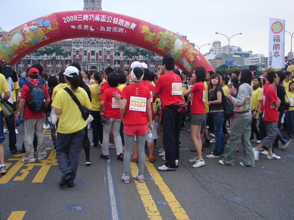 2009三商巧福公益路跑賽_Hit FM紅衫軍 (1).JPG