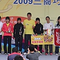 2009三商巧福公益路跑賽_聽奧鐵人安慶隆頒獎 (4).JPG