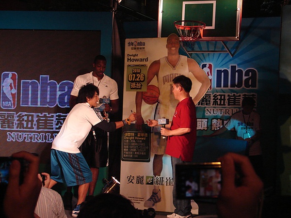 20100726安麗紐崔萊NBA魔獸Dwight Howard見面會63.JPG