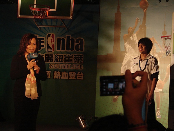 20100726安麗紐崔萊NBA魔獸Dwight Howard見面會21.JPG