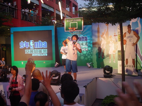 20100726安麗紐崔萊NBA魔獸Dwight Howard見面會1.JPG