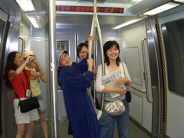 接駁電車中的風大姊&amp;愛絮莉&amp;小帶