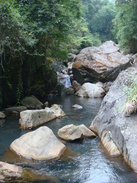 上游的巨岩深潭.JPG