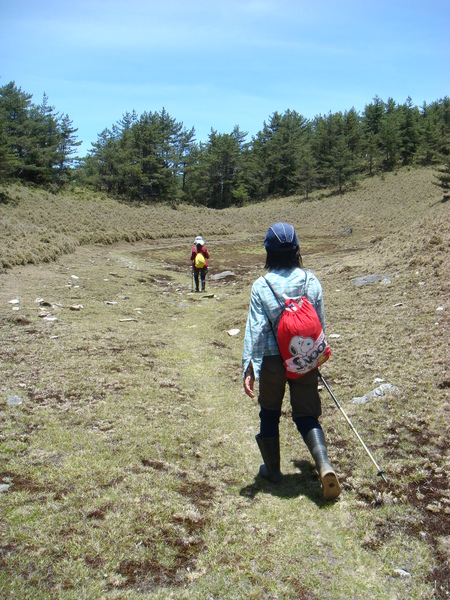 往布拉克桑山途中的乾水池營地.JPG