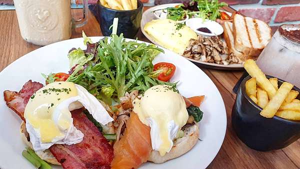 台中南屯 Jerry S House 人氣澳式早午餐 海陸雙拼班尼迪克蛋 心動系甜點 天使蛋糕 小艾比夢饗生活 痞客邦