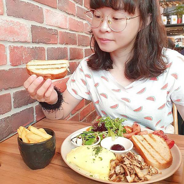台中南屯 Jerry S House 人氣澳式早午餐 海陸雙拼班尼迪克蛋 心動系甜點 天使蛋糕 小艾比夢饗生活 痞客邦