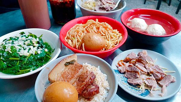 台中西區 松香爌肉飯 知名深夜平價美食小吃 宵夜到早餐可以吃的到爌肉飯 魯肉飯 炒麵 我們日常的幸福宵夜 小艾比夢饗生活