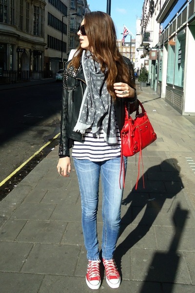 mango-jeans-louis-vuitton-scarf-balenciaga-bag_400