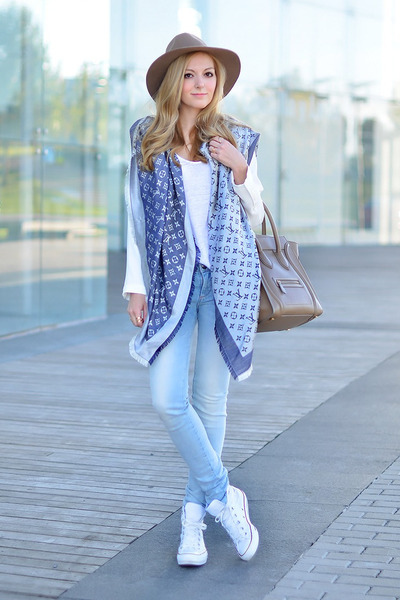 zara-blazer-louis-vuitton-scarf-celine-bag_400