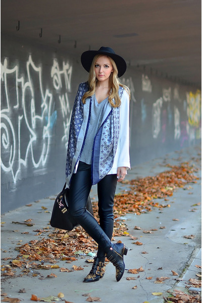 chloe-boots-catarzi-hat-zara-blazer-louis-vuitton-scarf-givenchy-bag_400