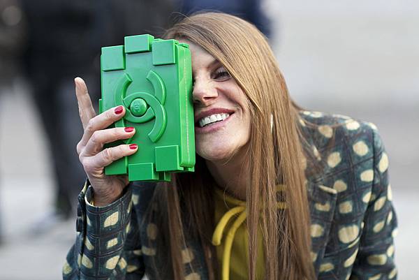 Anna-Dello-Russo-got-silly-camera-her-green-Chanel