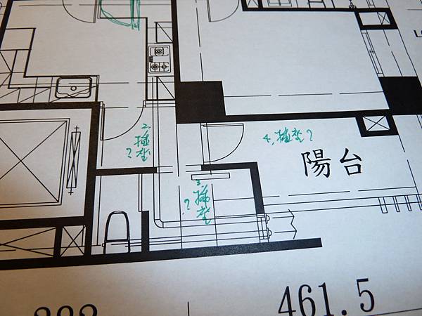 8.後玄關、傭人房、後陽台請查一下是否有插座.還有請查一下前面圓形小陽台是否有水龍頭？