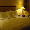 酒店的大床-真是奢華的享受啊!!