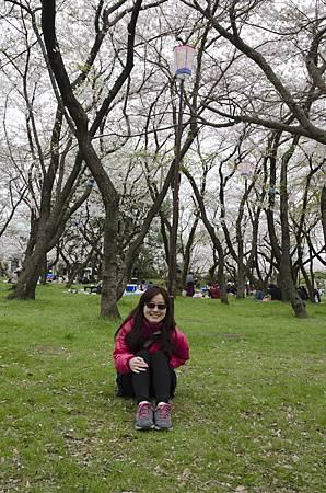 Day 2 豐公園...只待一下下，也要假裝在公園草地上賞櫻的樣子(後面有人烤肉XDDD)