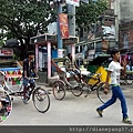 從最主要的達薩斯瓦梅朵河壇（Dashashwamedh Ghat)拾級而上，會走到這一條熱鬧非常的道路，路兩邊小店攤商林立，人車多，喇叭聲響也很厲害。