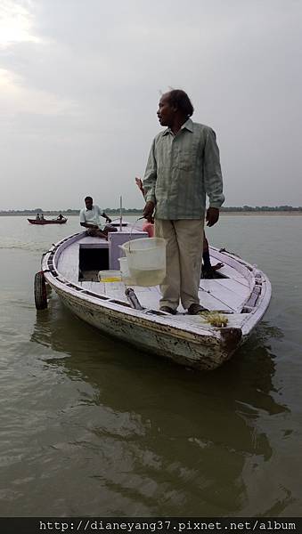 恆河遊船時，突然靠近我們的船、提著裝滿一籃子活魚對我們用中文大喊:「放生! 放生!」的人... 嚇壞寶寶了! :P