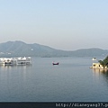 烏岱普爾--皮丘拉湖(Lake Pichola)，1362年建造的人工湖。就是這一片明鏡般的湖水，讓這城市從此有了"City of Lake"的稱號。白色建築物是此湖中最知名的焦點「水之宮殿」--辛格二世在位時的1743~1746年間、以白色大理石打造而成，現在是擁有83間套房、超豪華的高檔飯店。