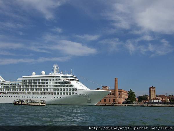 乘FERRY前進威尼斯的水路上~好個艷陽天，在船內已經開始感受到毒辣辣的陽光威力!.JPG