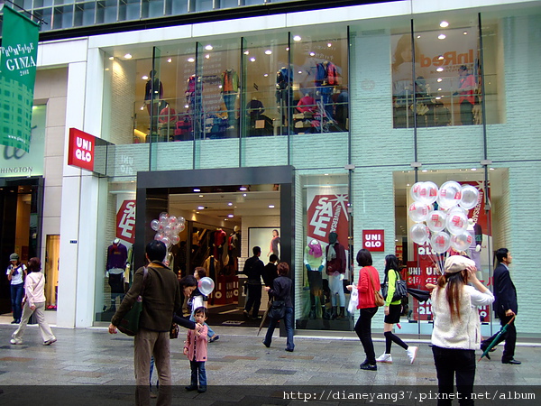 剛好遇到日本連鎖平價服裝店UNIQLO位在銀座的門市也在週年慶，鬧烘烘地以折扣招徠顧客進門衝業績….JPG