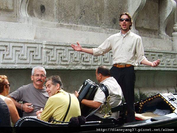 An Italian handsome guy is singing opera on Gondole, so romantic!!.JPG